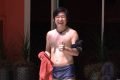 Pyong Lee de sunga e segurando uma toalha no BBB20