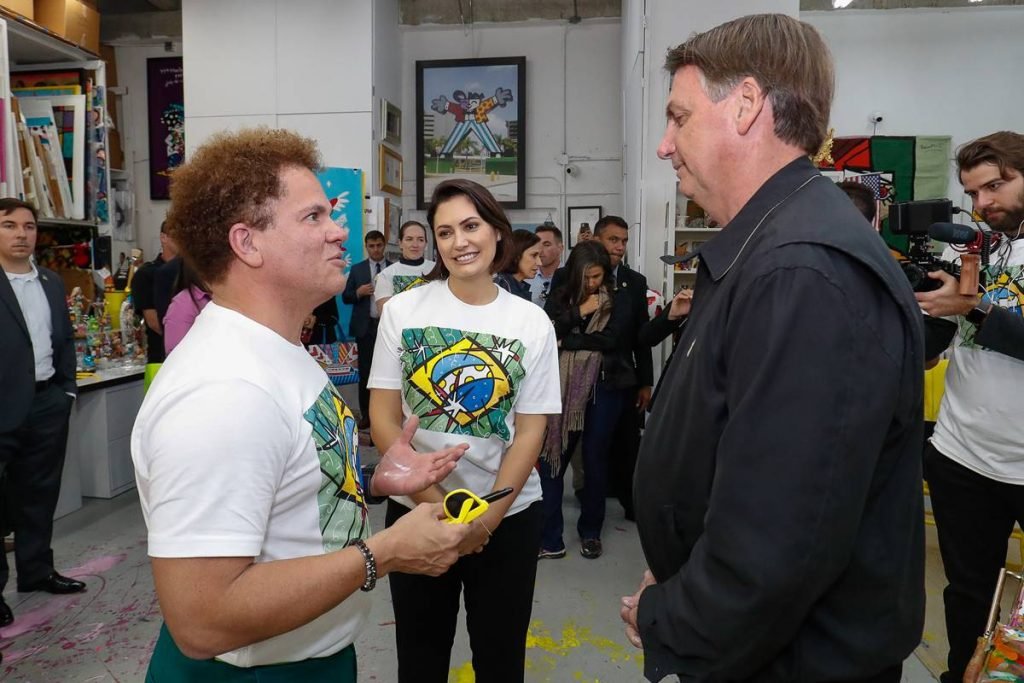 Bolsonaro com Michelle no estúdio de Romero Britto