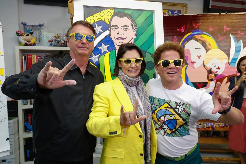 Bolsonaro, Michelle e Romero Britto de óculos coloridos no estúdio do artista nos EUA