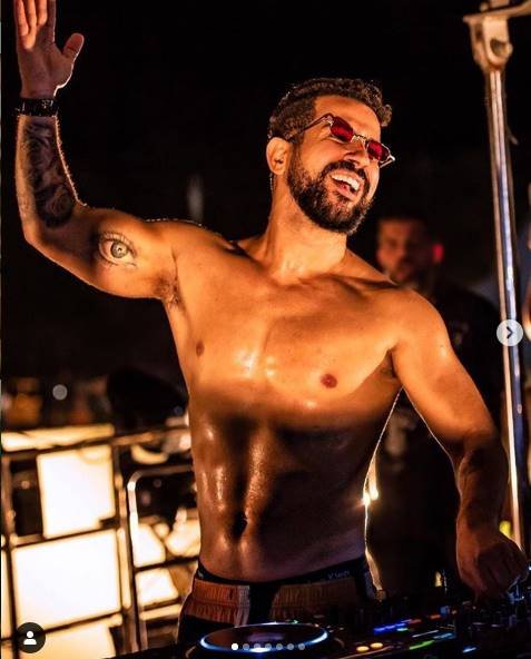 Dennis DJ sem camisa