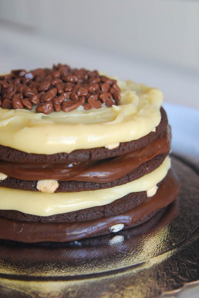 Bolo de cookie da confeitaria Bem Delicioso, feito com chocolate branco intercalado com o chocolate preto