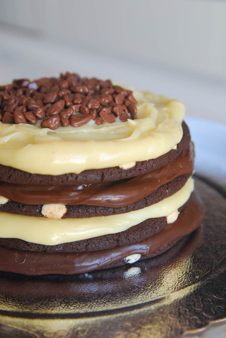 Bolo de cookie da confeitaria Bem Delicioso, feito com chocolate branco intercalado com o chocolate preto