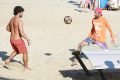 José Condessa na praia joga futmesa