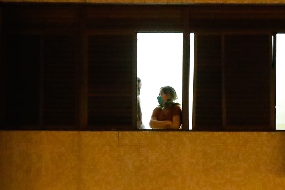 Pessoa usa máscara no Hospital Regional da Asa Norte (Hran), onde são tratados casos de coronavírus