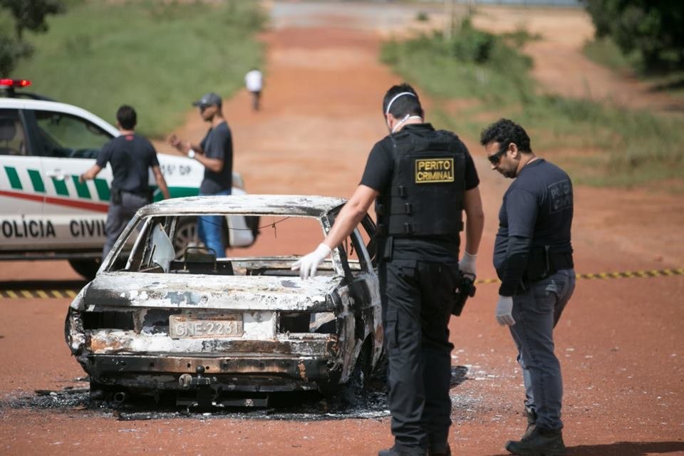 Investigadores da Polícia Civil do DF (PCDF) fazem perícia em local onde foi encontrado corpo carbonizado dentro de automóvel em Planaltina