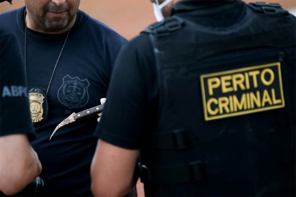 Investigadores da Polícia Civil do DF (PCDF) fazem perícia em local onde foi encontrado corpo carbonizado dentro de automóvel em Planaltina