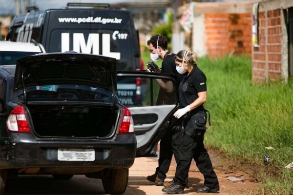 Polícia Civil do Distrito Federal faz investigação em caso de corpo de homem encontrado no porta-malas de um carro em Planaltina