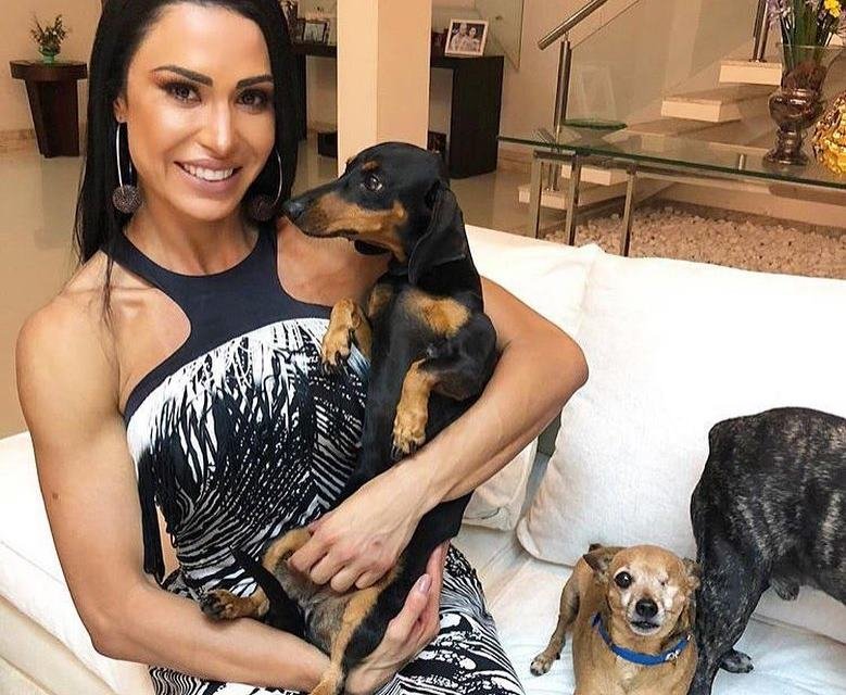 gracyanne barbosa e rambo no sofá