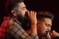 Henrique & Juliano cantando no palco