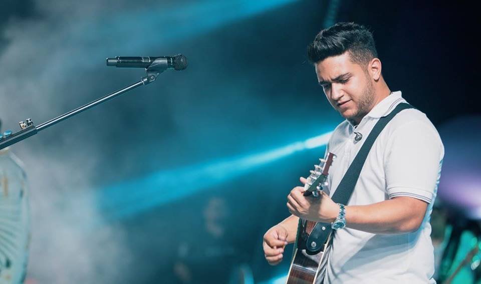 Juliano tocando guitarra em show