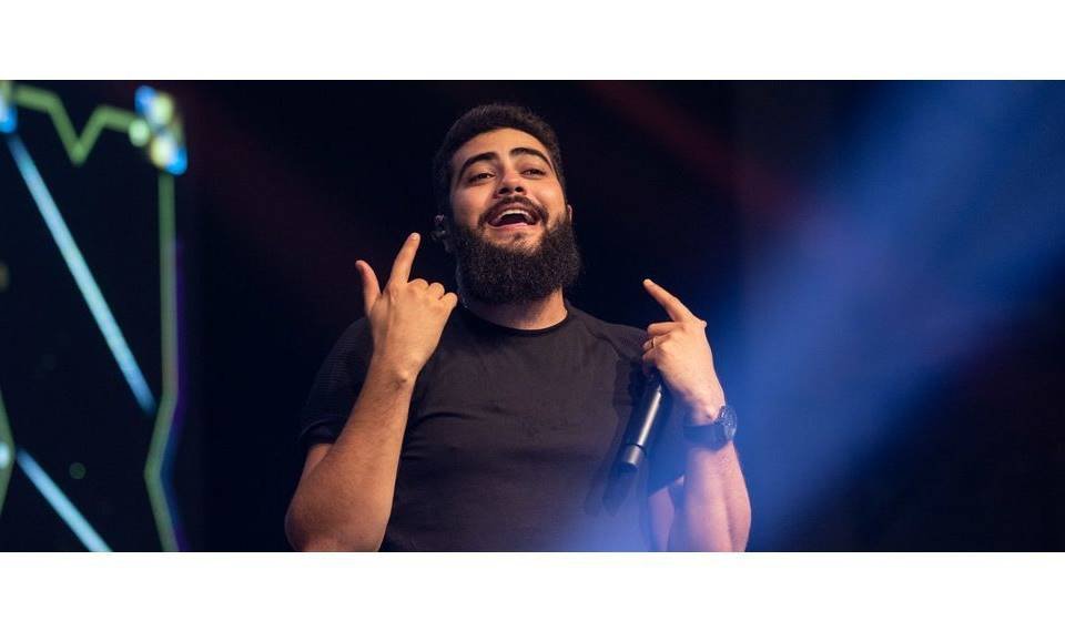Henrique cantando em show