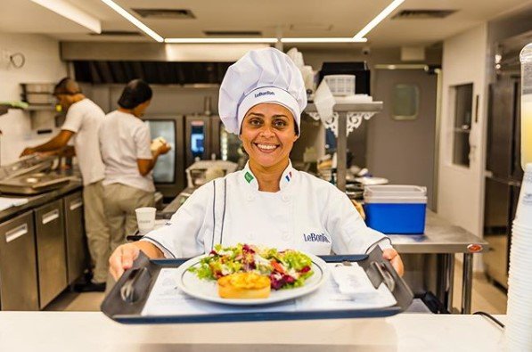 Chef entrega quiche com salada no LeBonTon
