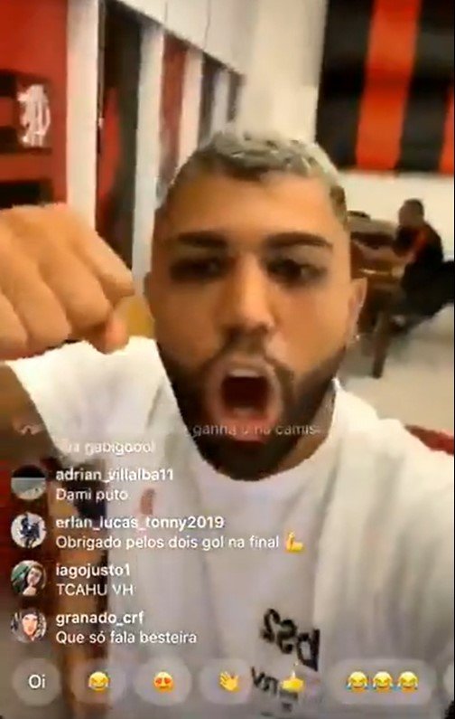 Gabigol comemorando