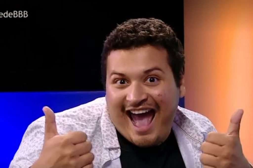 Victor Hugo, ex-BBB fazendo sinais positivos com as mãos