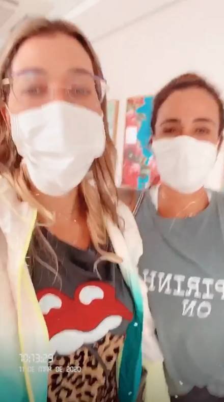 Gabriela Pugliesi e amiga de máscara