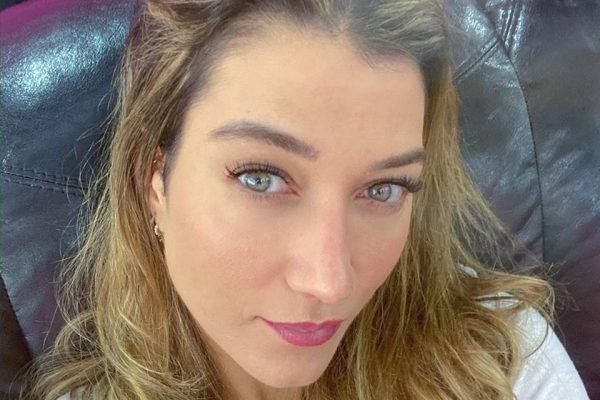 Fotografia colorida de Gabriela posando para selfie de rosto