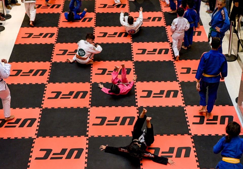 UFC realiza treino social em shopping em Brasília