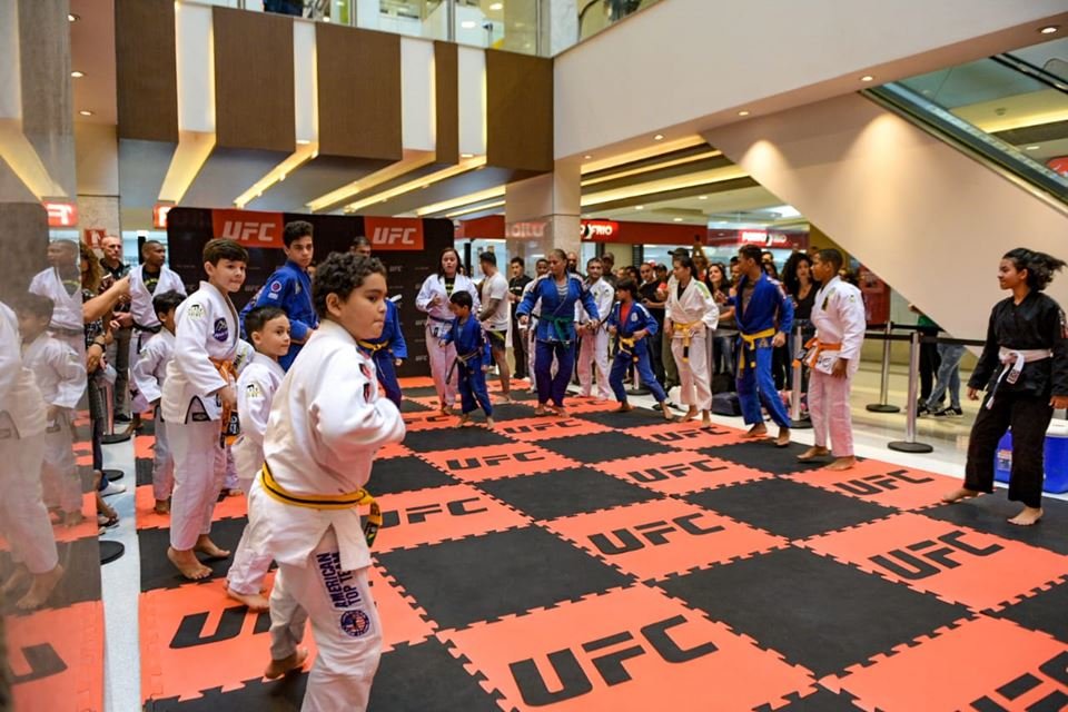 UFC realiza treino social em shopping em Brasília