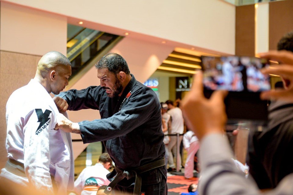 UFC realiza treino social em shopping em Brasília