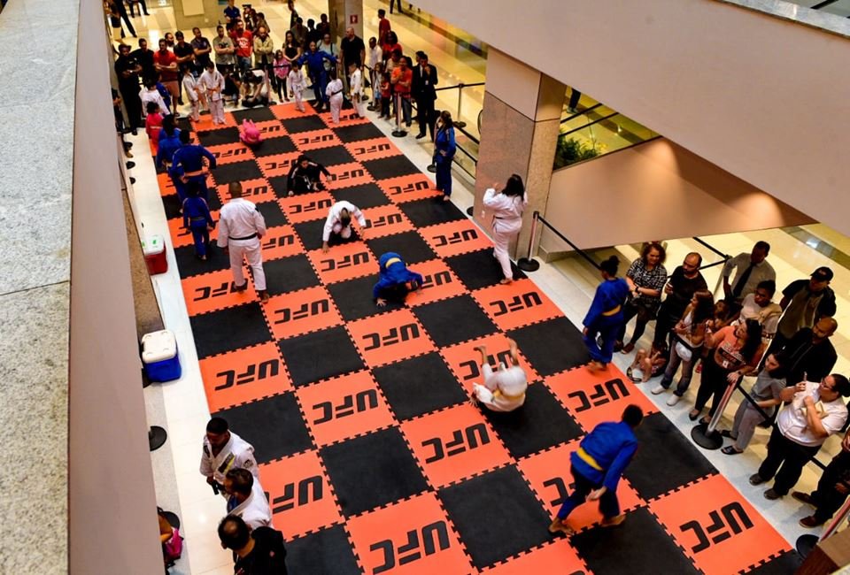 UFC realiza treino social em shopping em Brasília