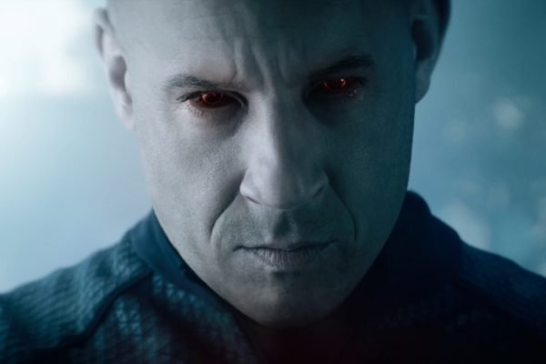 Vin Diesel de olhos vermelhos no filme Bloodshot