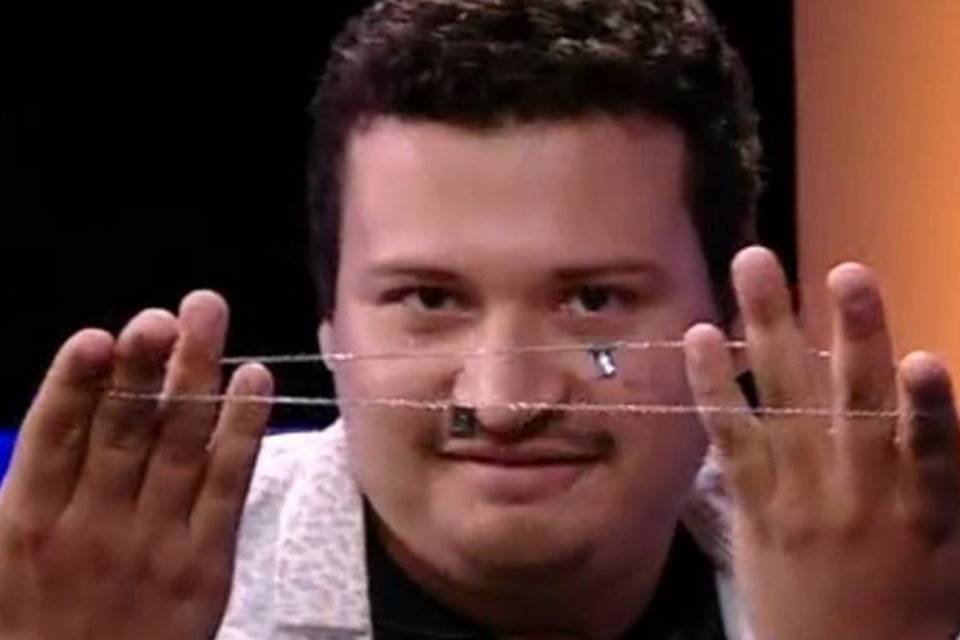 Victor Hugo com a correntinha de Guilherme