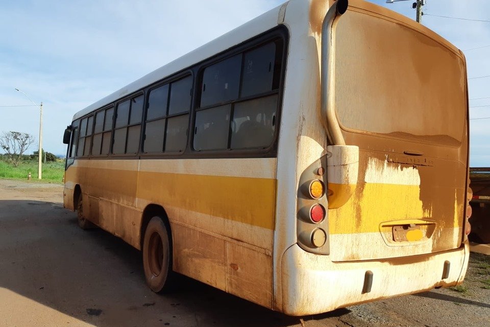 PRF flagra ônibus escolar transportando pessoas que voltavam de