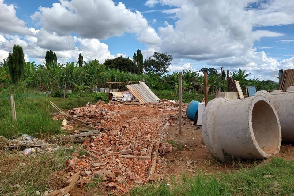 restos de demolição em terreno