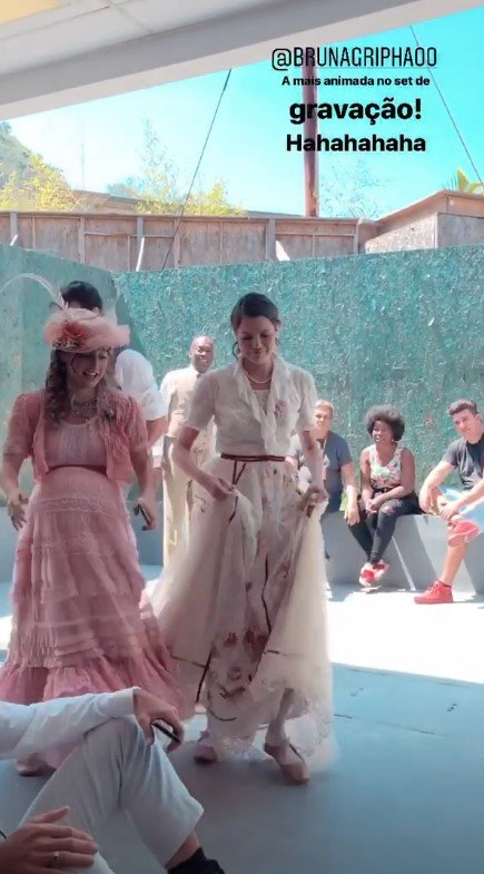 Bruna Griphao dança funk em bastidores de novela