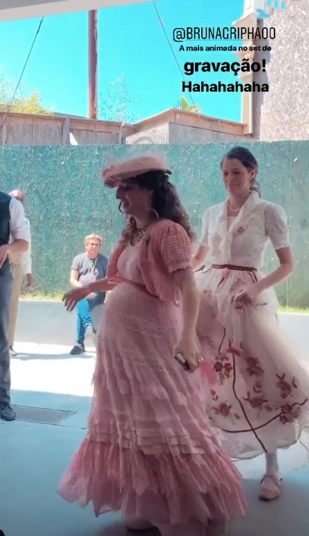 Bruna Griphao dança funk em bastidores de novela