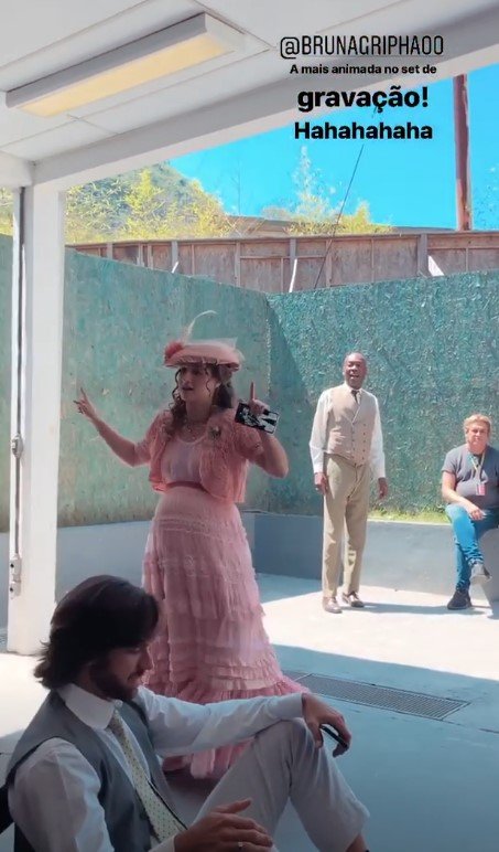 Bruna Griphao dança funk em bastidores de novela