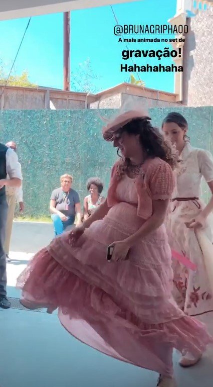 Bruna Griphao dança funk em bastidores de novela