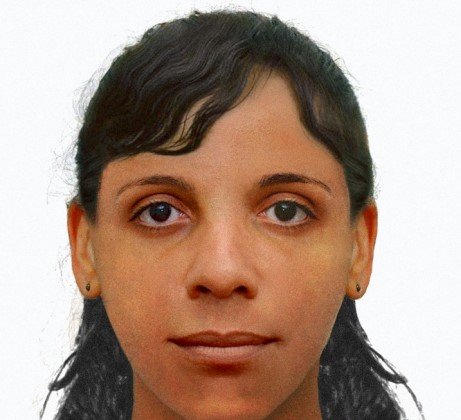 A mulher aparece em um fundo branco com franja