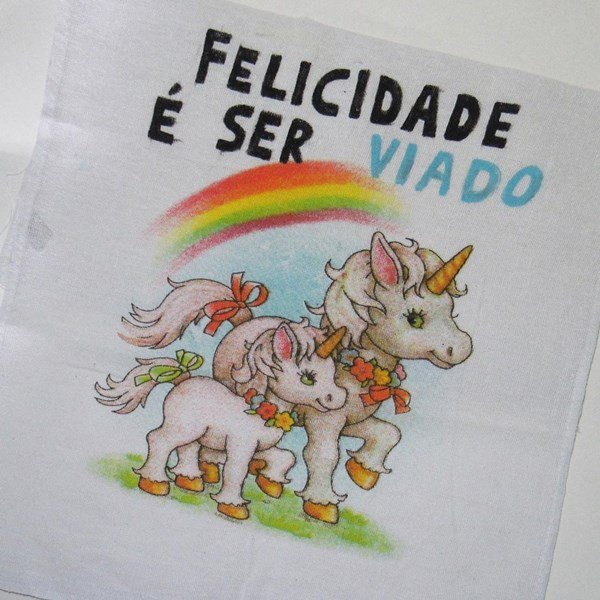 Pano de prato descolado com mensagem com temática LGBTI