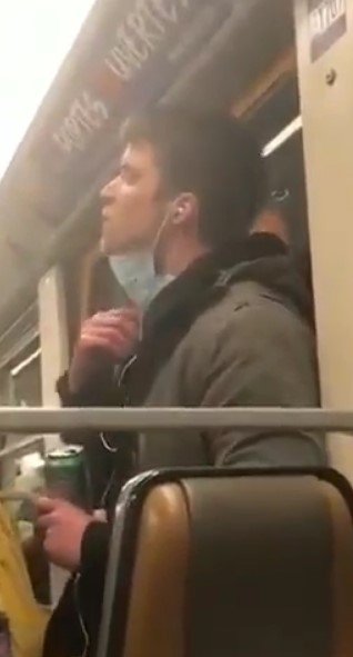 Homem é acusado de espalhar coronavírus no metrô