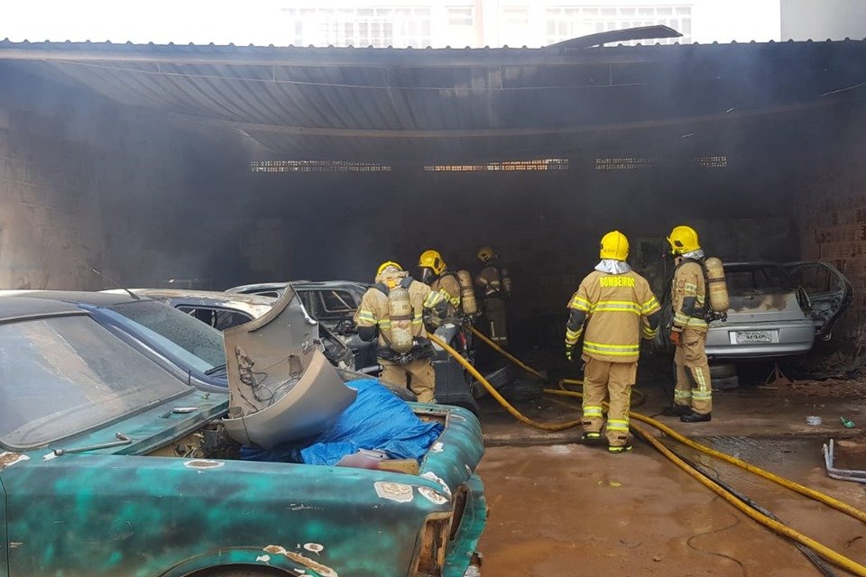 Carros queimados pelo fogo que consumiu veículos estacionados em oficina do Paranoá