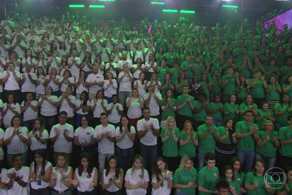 Plateia do Domingão do Faustão em pé aplaudindo