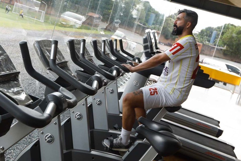 Douglas na bicicleta com a camisa do Brasiliense