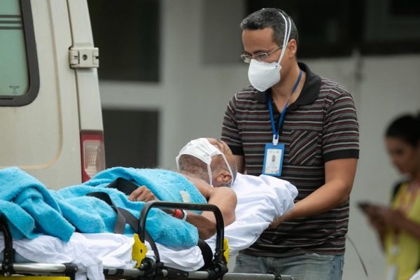 Funcionários e pacientes do Hospital da Asa Norte se protegem do coronavirus com mascaras respiratórias