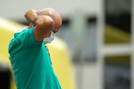 Homem usa mascara respiratória