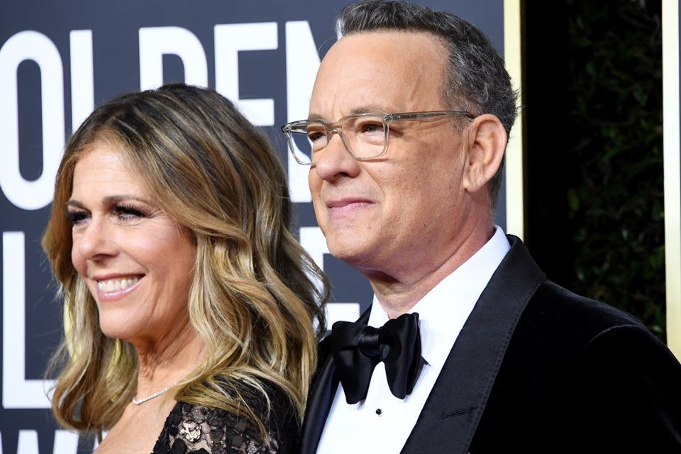 Tom Hanks e Rita Wilson posam no tapete vermelho do Globo de Ouro