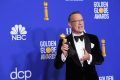 Tom Hanks segura prêmio no Globo de Ouro