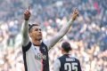Cristiano Ronaldo fazendo aceno à torcida