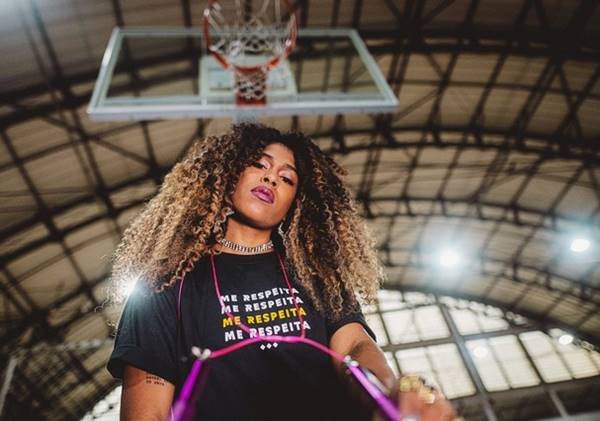 mulher em quadra de basquete