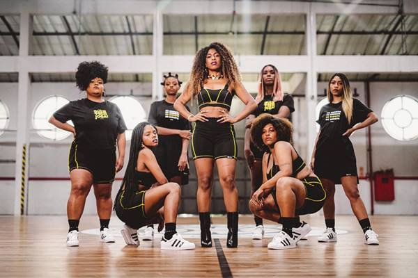 mulheres em quadra de basquete