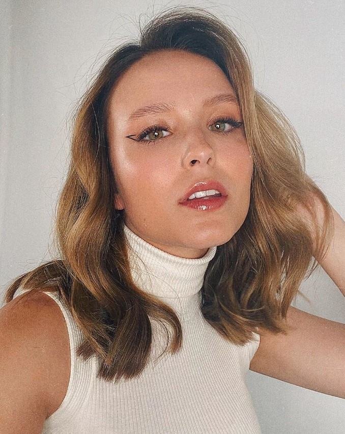 Larissa Manoela de visual novo com cabelo loiro e curtinho