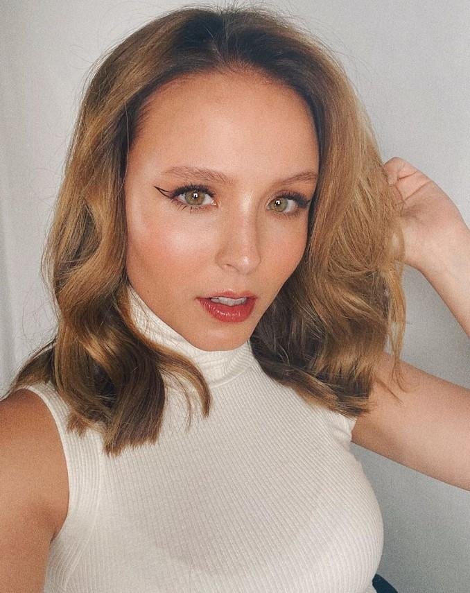 Larissa Manoela de visual novo com cabelo loiro e curtinho