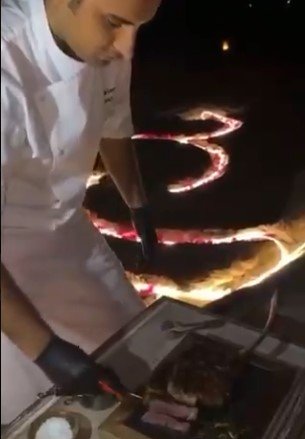 Homem prepara costeletas para Anitta