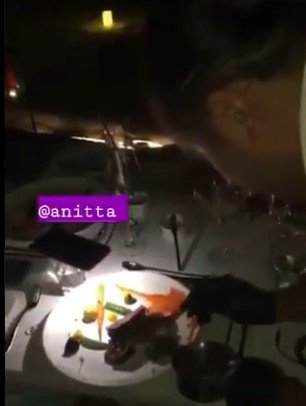Stories de Anitta sobre costeletas