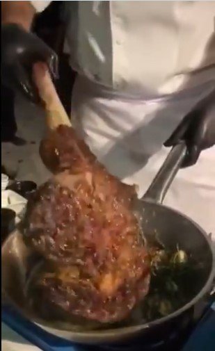 Pedaço de costeleta em stories de Anitta